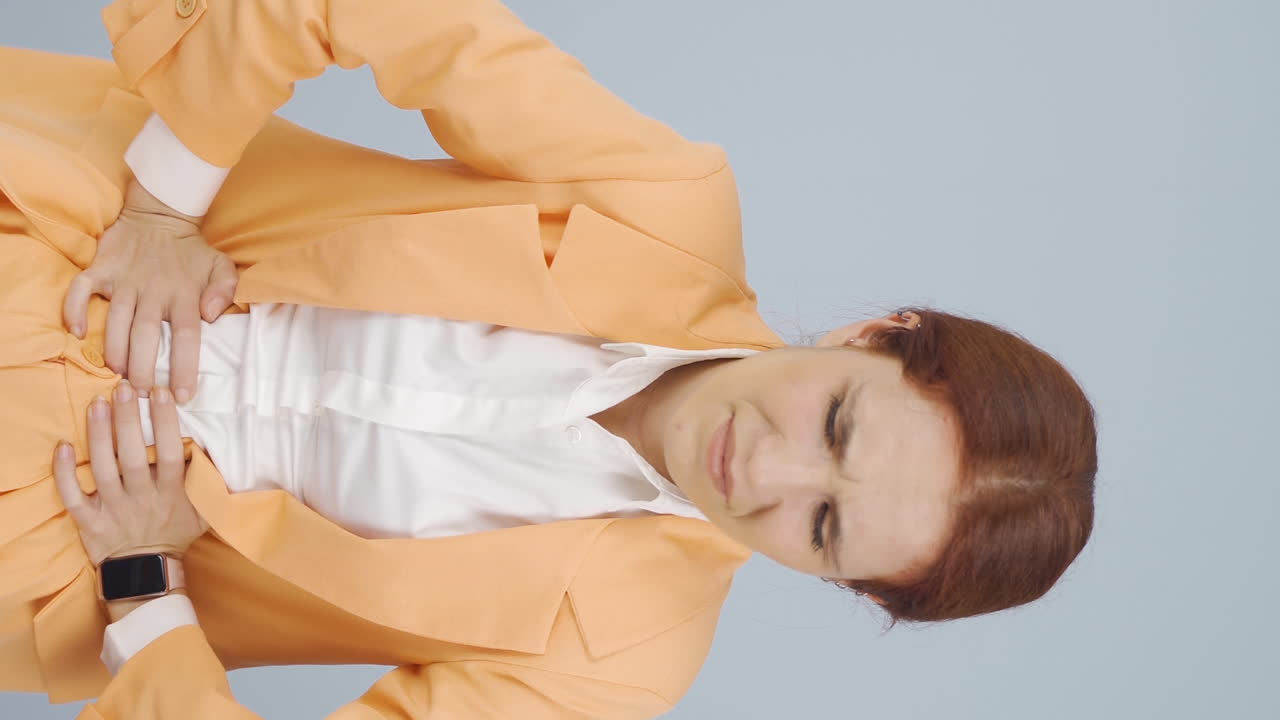 복통을  ⁇ 고 있는 사업가의 수직 비디오.