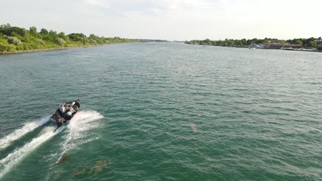 Explorando-El-Río-Detroit-En-Un-Bote-Bajo