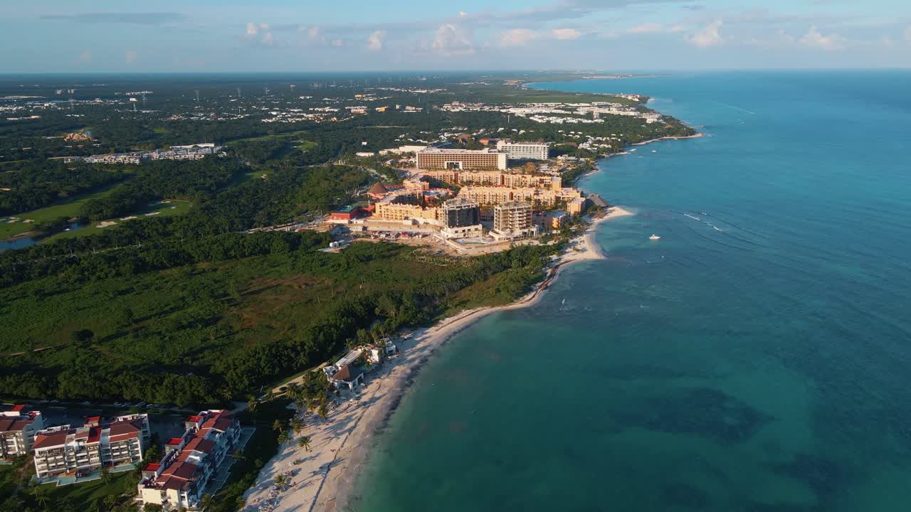 vista aérea a lo largo de la costa de playa paraíso en tulum con hoteles en la distancia