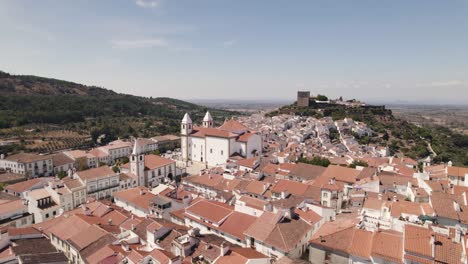 Hilera-De-Casas-Blancas,-Arquitectura-Pintoresca-De-Castelo-De-Vide,-Alto-Alentejo,-Portugal