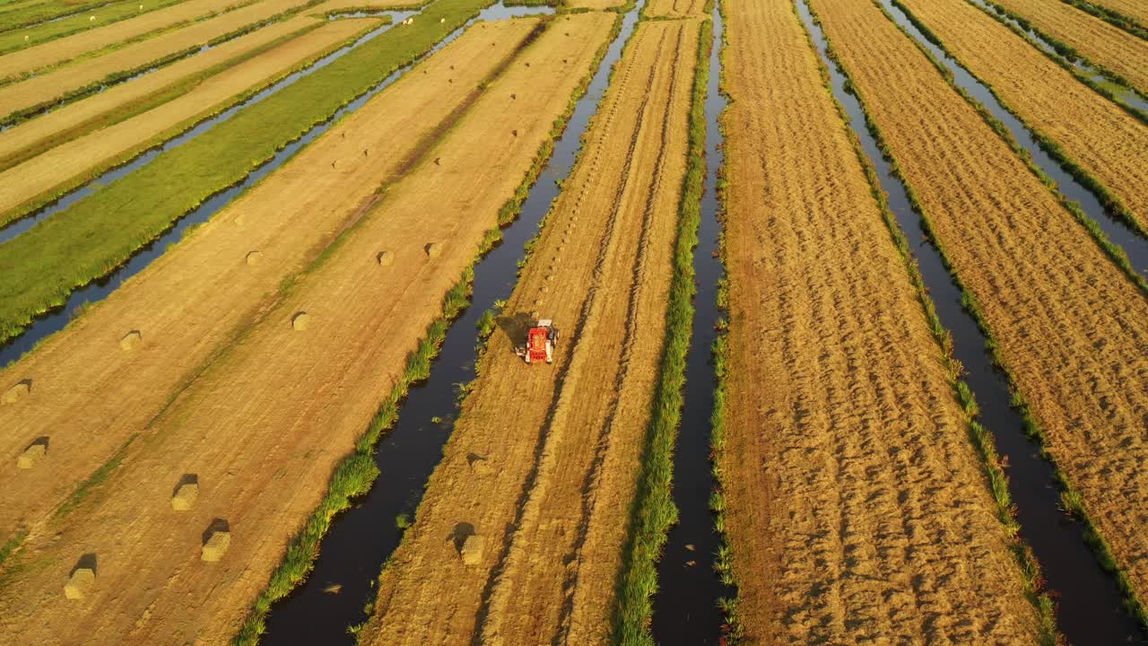 네덜란드 의 농경지 에서  가루 와 트랙터 를 들고 공중 에서 볼 수 있는 모습