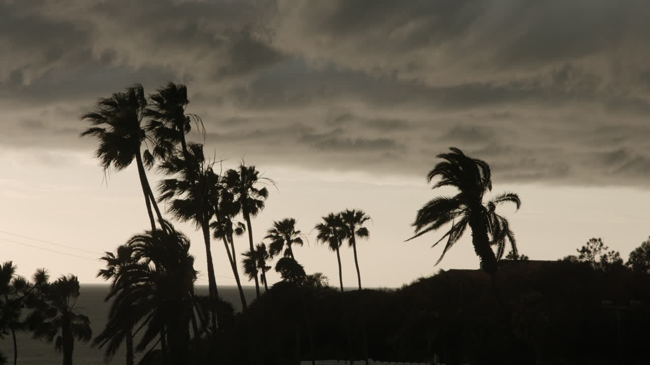 las nubes oscuras de la tormenta se deslizan antes de una tormenta en encinitas, california.