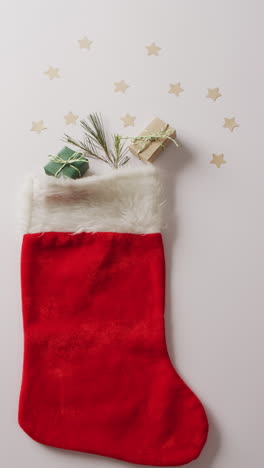 video de medias de navidad con decoración y estrellas en fondo blanco