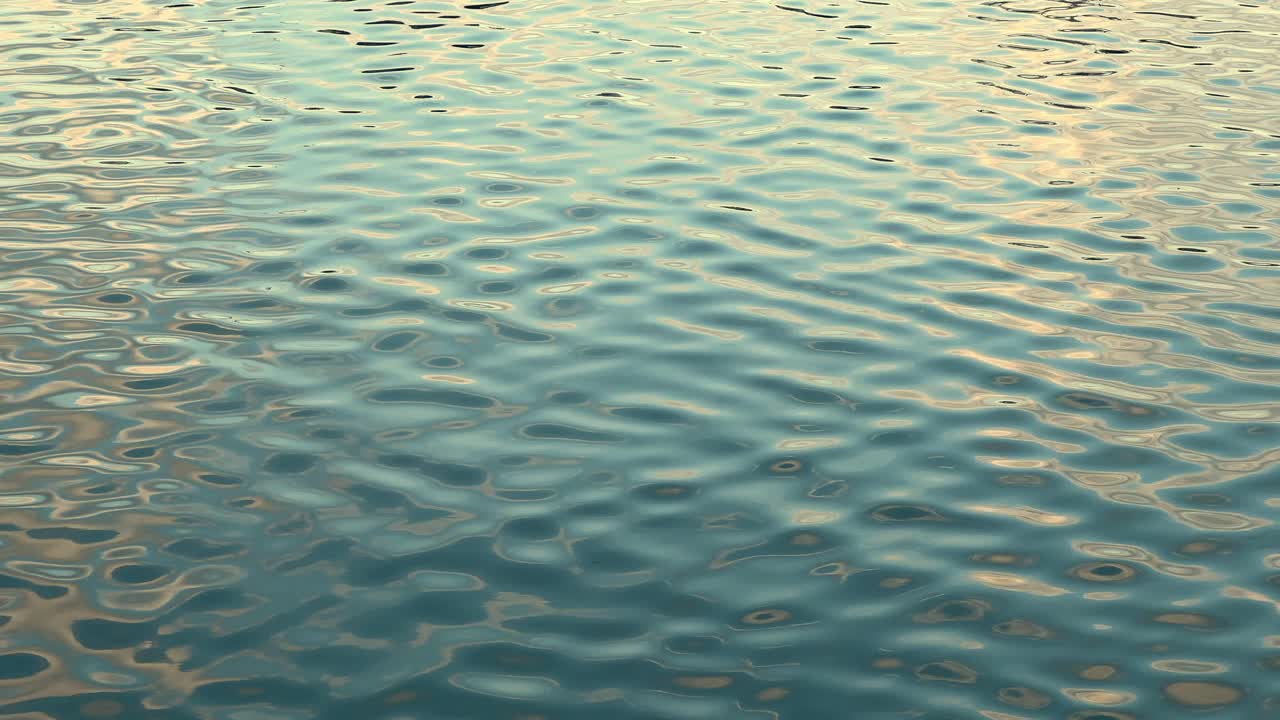 la superficie tranquila y serena del mar, que refleja el entorno, crea una escena visualmente cautivadora que encarna la meditación y la tranquilidad.