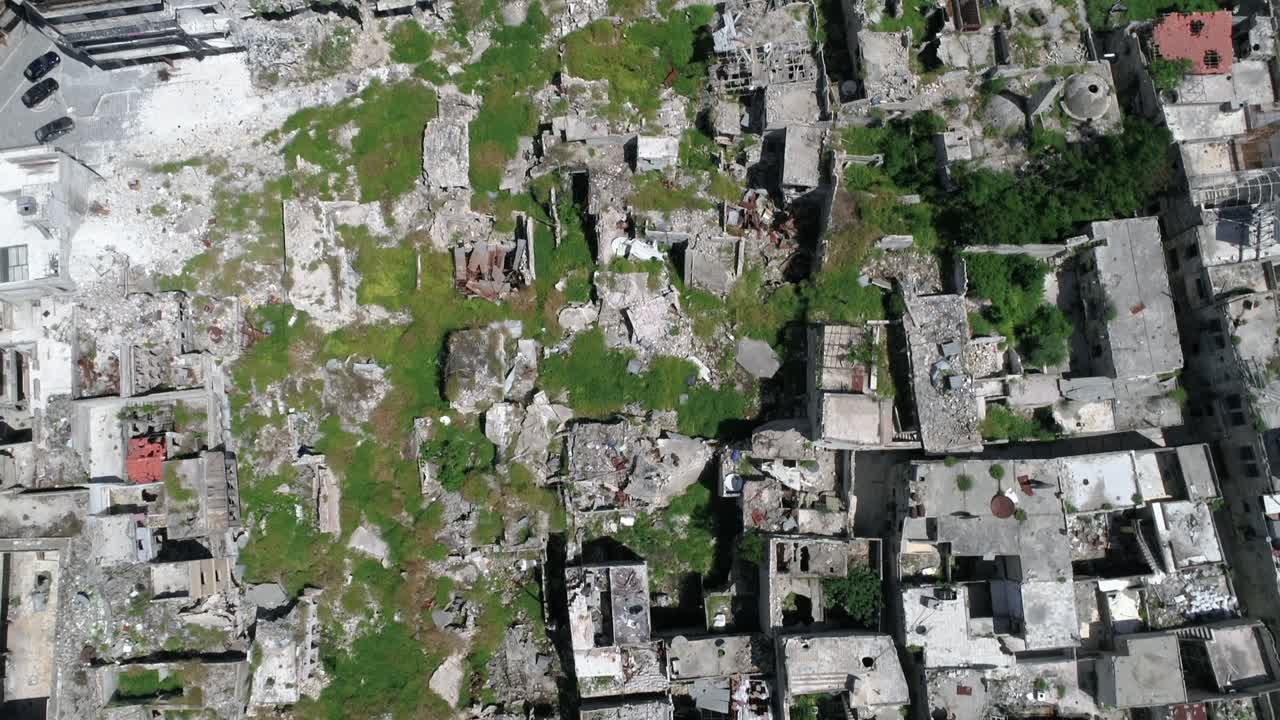 vista aérea sobre los techos de los edificios en ruinas de la antigua ciudad en el centro de alepo en siria, incluso después de la guerra 4k