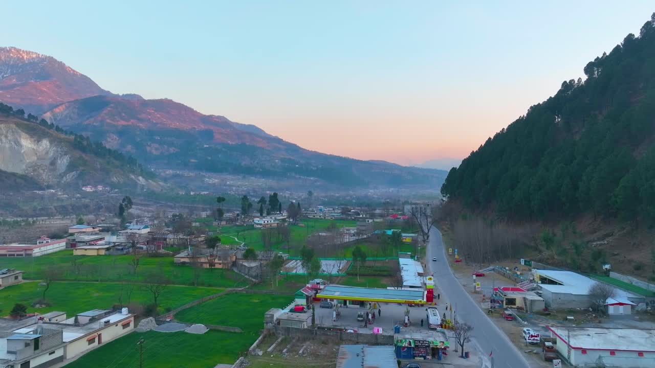vista aérea del amanecer sobre la ciudad de balakot en el distrito de mansehra, pakistán