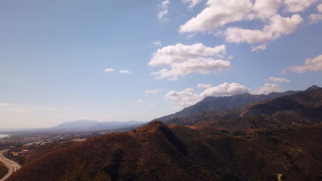 lapso de tiempo en movimiento en marbella mostrando nubes moviéndose sobre la montaña la concha, vista al mar