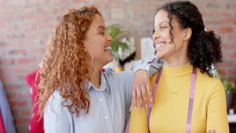 retrato de mujeres diseñadoras de moda felices y diversas de pie juntas sonriendo en el estudio, en cámara lenta