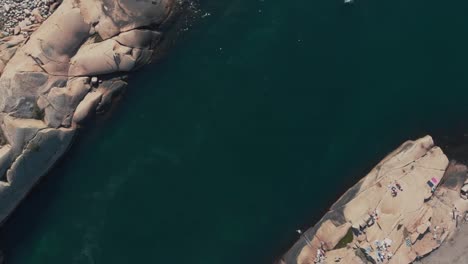 Las-Brillantes-Aguas-Verdes-Y-La-Impresionante-Formación-Rocosa-En-Lysekil-Suecia-En-Un-Día-Soleado---Un-Destino-Turístico-Perfecto