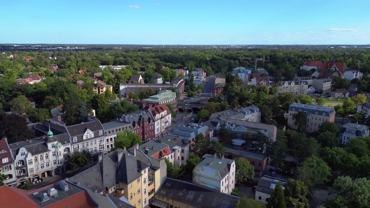 suburbio de berlin zehlendorf mostrando edificios y la estación de tren de s bahn en un soleado día de verano