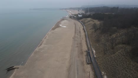 Calle-De-La-Playa-Cubierta-De-Arena-Durante-Los-Fuertes-Vientos-Invernales