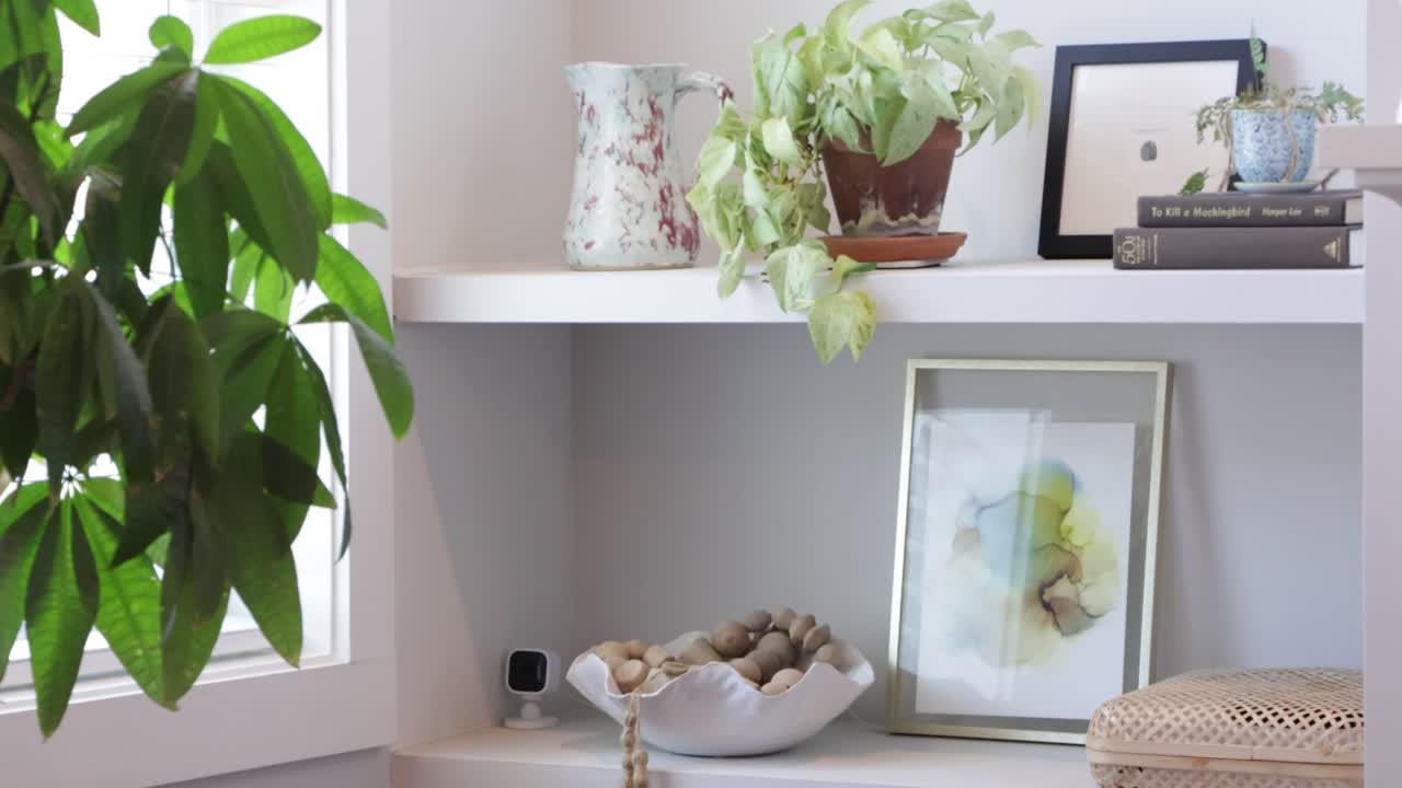 accesorios y decoraciones en un soporte