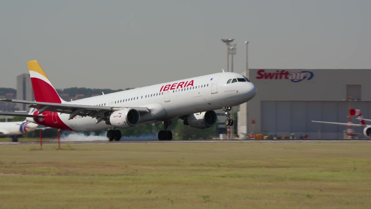 Aereo passeggeri Iberia in atterraggio all'aeroporto di Madrid-Barajas
