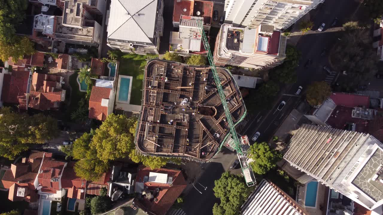 Uma tomada aérea estática de cima para baixo girando acima do edifício em sentido anti-horário