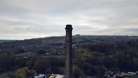 Fabrikkühlturm-In-Der-Industriestadt,-Dorf-Im-Herzen-Der-Yorkshire-Pennines-Hills