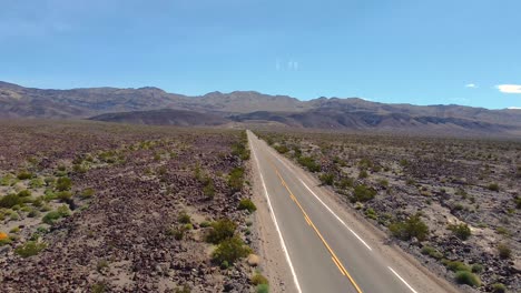 Road-Between-The-Desert-To-The-Mountain-In-California,-United-States