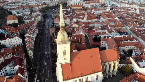 Drones-Circulan-Alrededor-De-La-Catedral-De-San-Martín-En-Bratislava,-Eslovaquia