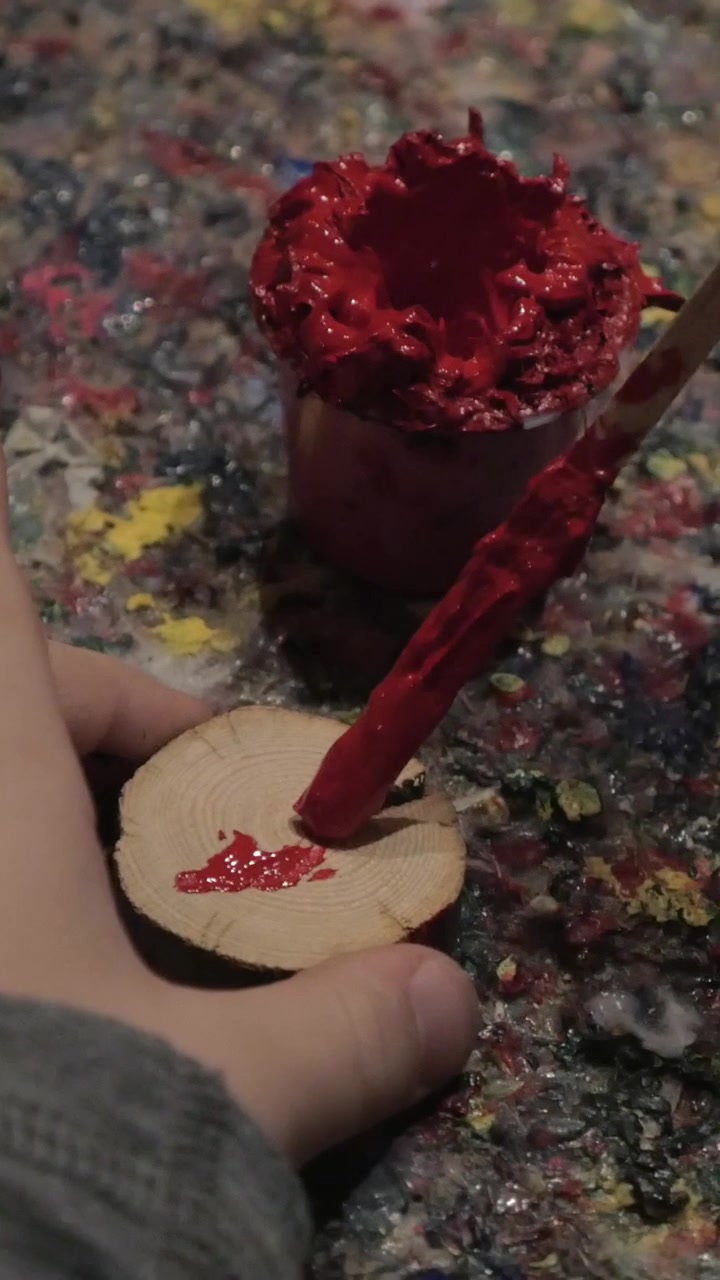 Bambino che crea un souvenir con le sue mani