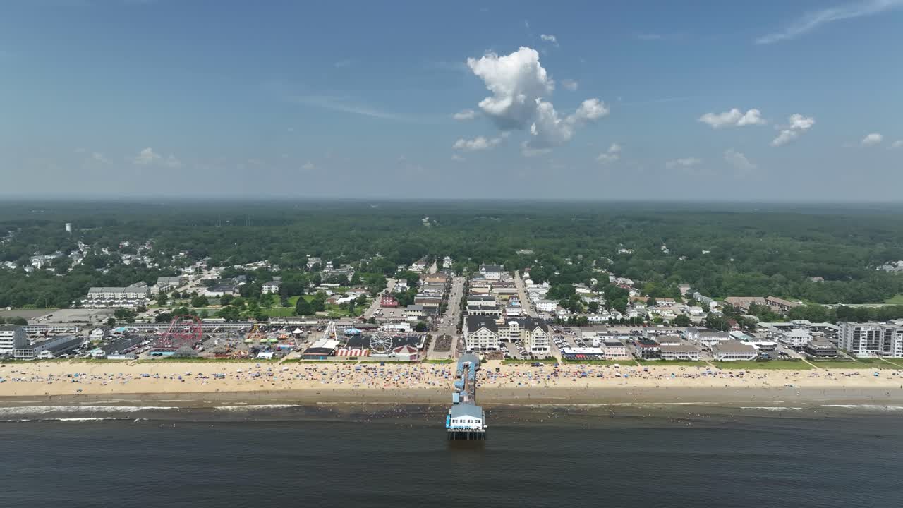 Ampia ripresa con drone che si avvicina alla spiaggia di Old Orchard al largo della costa del Maine.