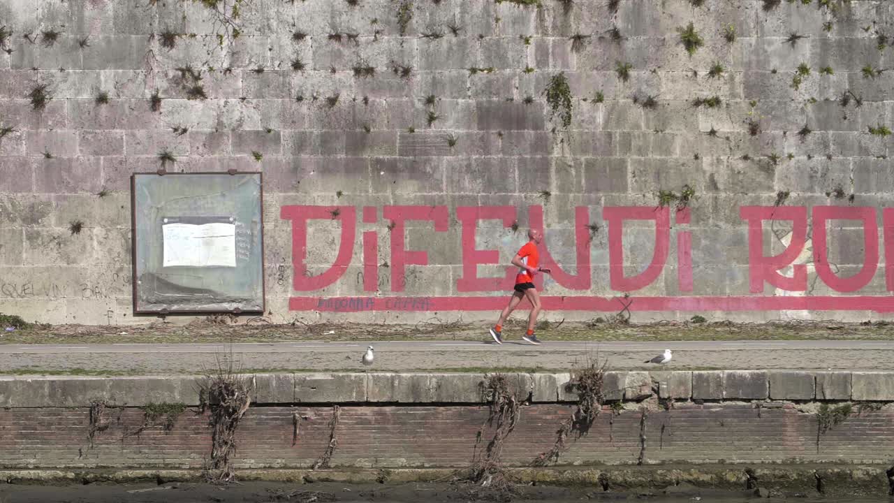 슬로우 모션으로 달리는 남자