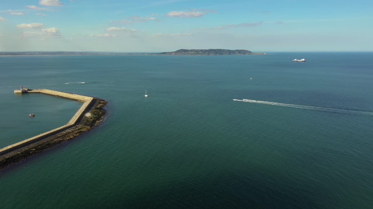 2020년 6월, 아일랜드 더블린, dun laoghaire 항구의 햇살 가득한 전망