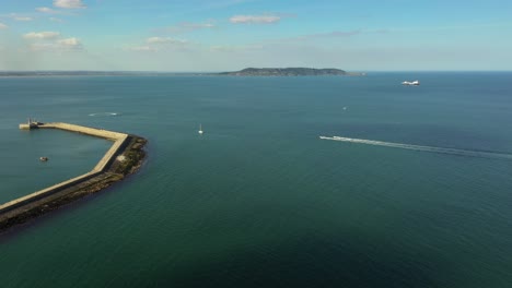 vista soleada del puerto de dun laoghaire, junio de 2020, dublín, irlanda