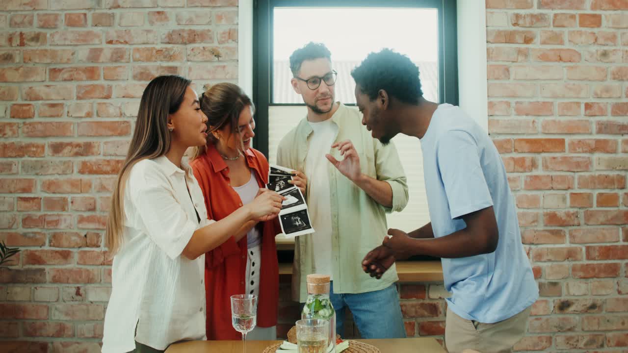 임신 발표 를 축하 하는 친구 들