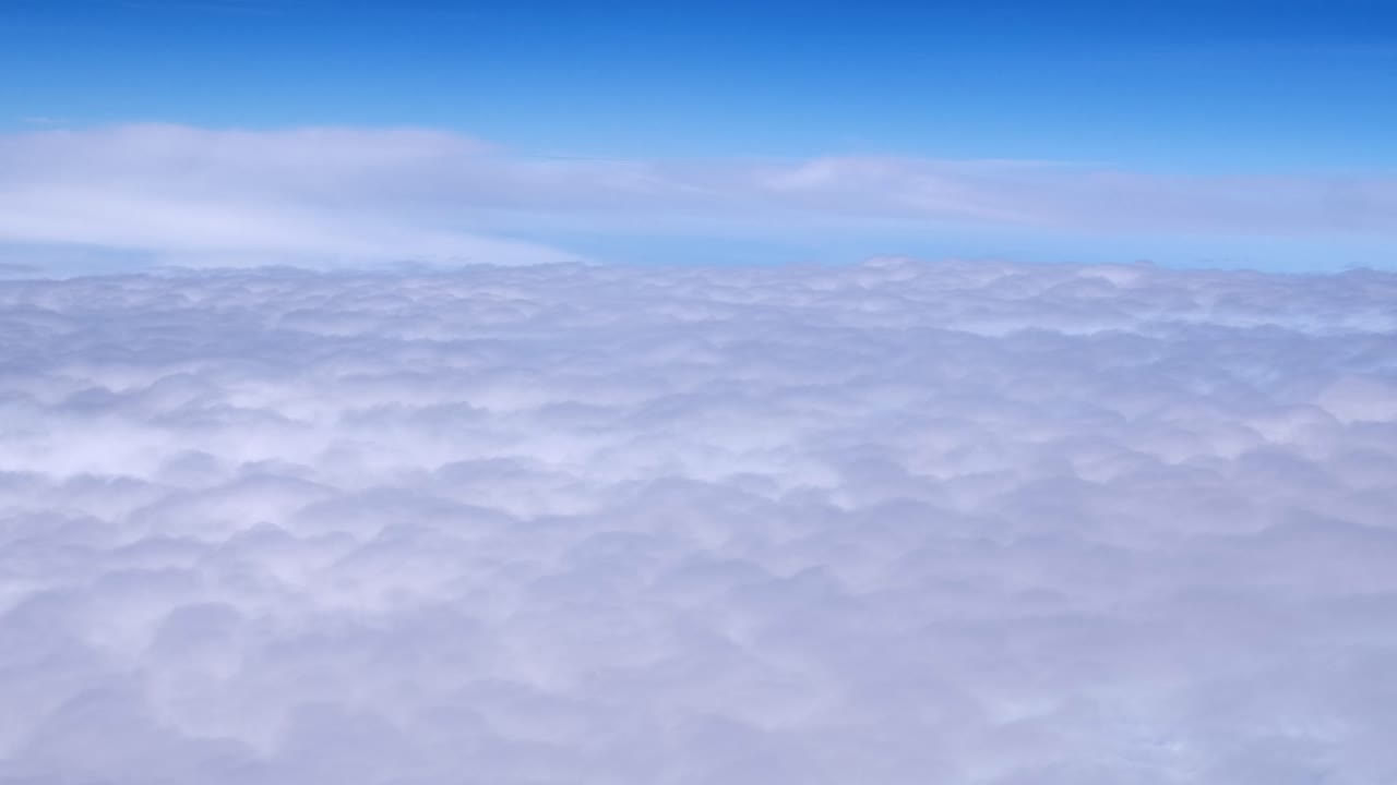 vista de un pasajero desde un avión que vuela por encima de las nubes
