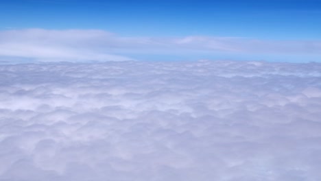 Passagieransicht-Aus-Dem-Flugzeug,-Das-über-Den-Wolken-Fliegt