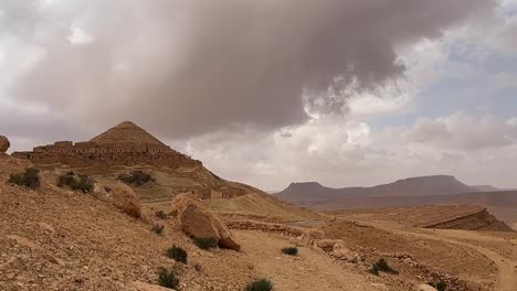 Ksar-Guermessa-troglodyte-village-in-Tunisia,-zoom-out