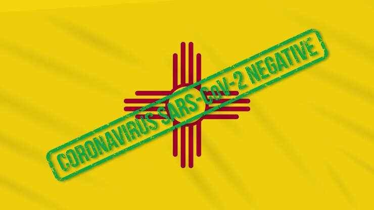 Bendera negara bagian AS New Mexico berkibar dengan stempel hijau kebebasan dari virus corona, loop