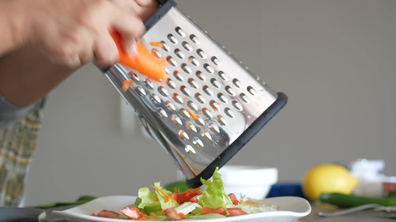 당근과 토마토로 신선한 러드를 준비하고 있습니다.