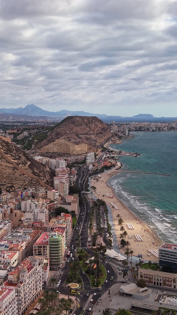 Luftfoto af Alicantes kystlinje, strand og byens skyline på Costa Blanca i Spanien.
