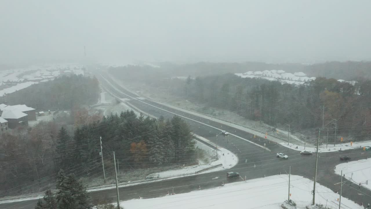 눈 폭풍 중에 온타리오의 교차로의 공중 촬영