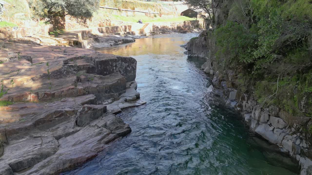 Vista aerea di una piscina naturale con un fiume di acqua dolce limpida, circondata da rocce e vegetazione in Estremadura, Spagna. Meta estiva panoramica e concetto di viaggio all'aria aperta.
