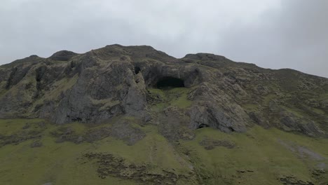 irlands höchste höhle - 4k-kinematografische drohnen-aufnahme - co