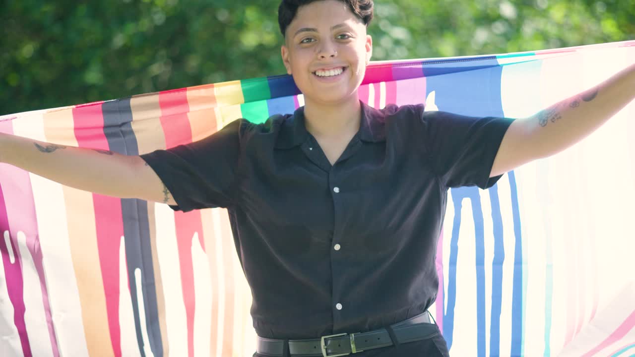 mujer lesbiana sostiene la bandera del orgullo gay, celebrando los derechos lgbtq+ y la igualdad