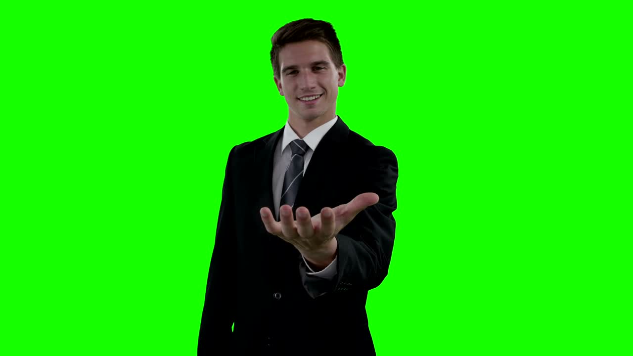 Uomo d'affari che finge di tenere un oggetto invisibile