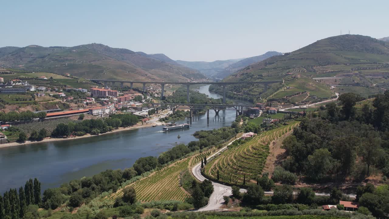 Aerea - Peso da Régua Portogallo con i ponti sul fiume Douro e i vigneti terrazzati
