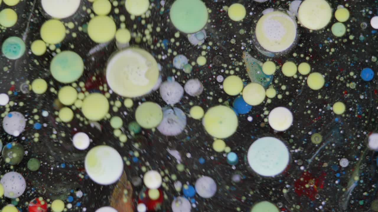 흑색 배경에 추상적인 노란색, 파란색 혼합물, 예술적인 색상 페인트 배경.