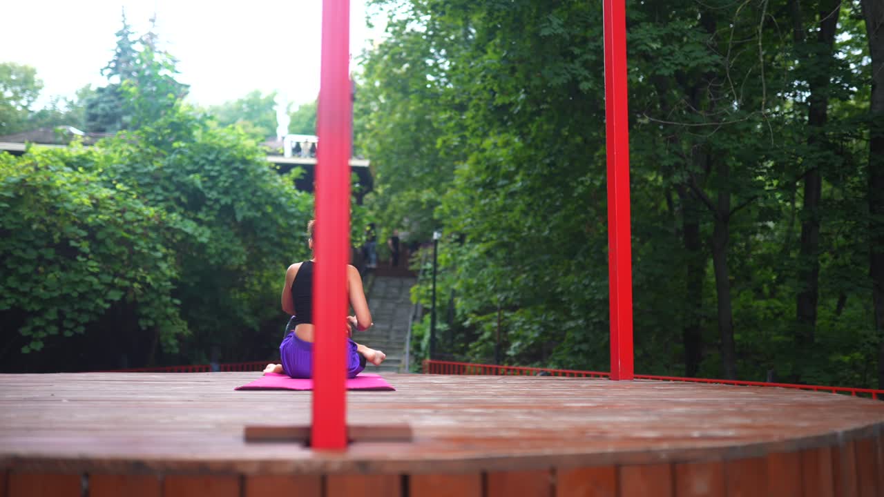 야외 에서 요가 를 연습 하는 여자