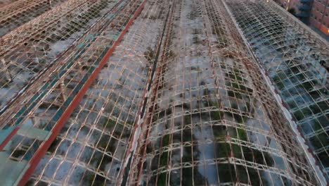 toma aérea en una fábrica abandonada