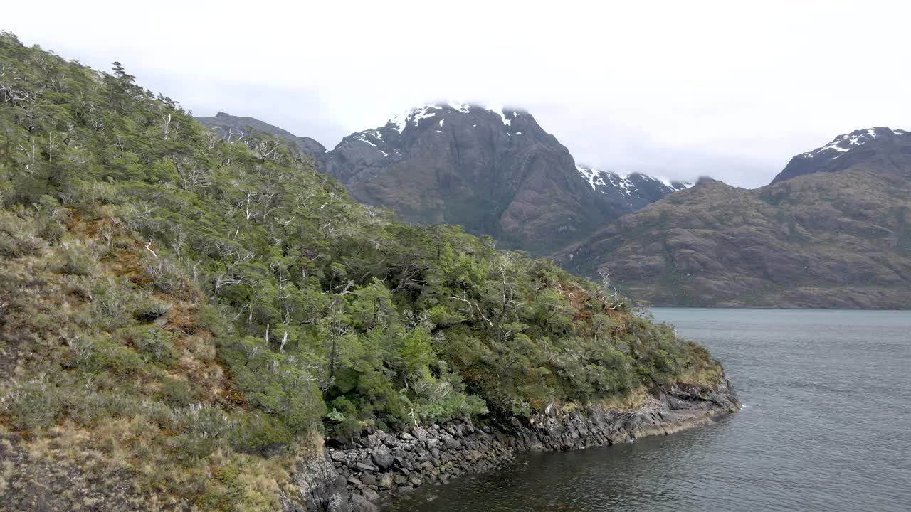 Calbuco Chile Patagonia elv innsjø natur fjell trær skyer vinter skumring morgen drone