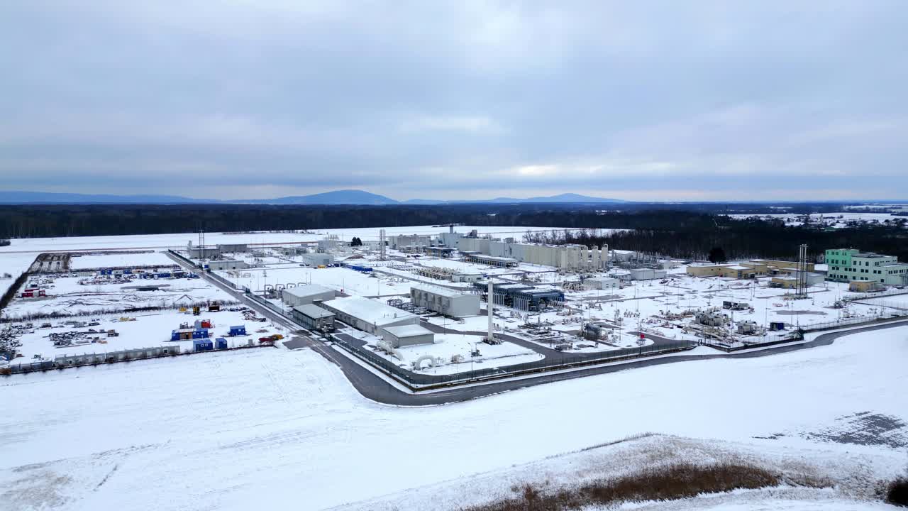 антенна в направлении компрессорной станции для природного газа в снегу зимой