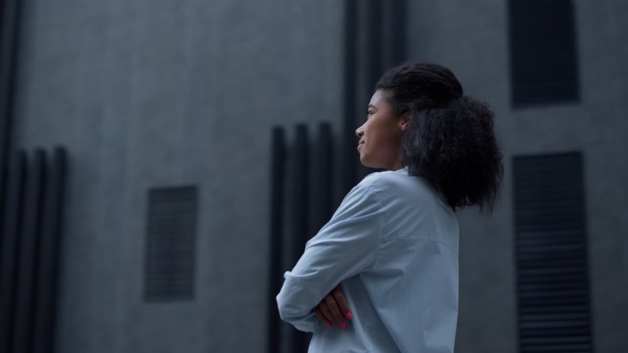 gerente satisfecho de pie en el edificio de oficinas. orgullosa mujer feliz mirar a la cámara