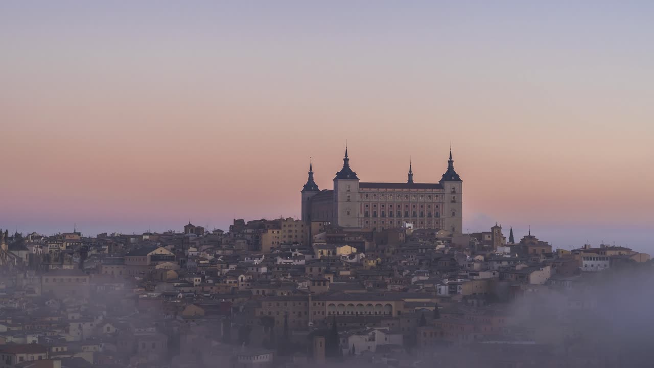 paisaje pintoresco de la antigua ciudad con el palacio en la niebla de la mañana