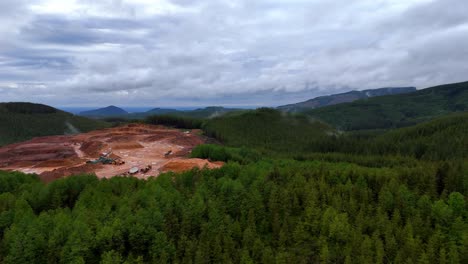 Ein-Hügel-Verrät,-Dass-Bergbau-Betrieben-Wird