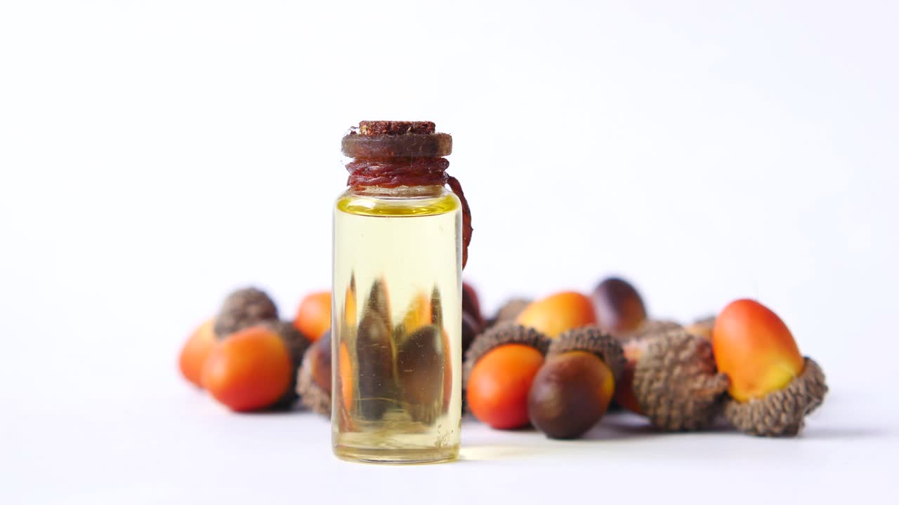 aceite de bellota en una pequeña botella de vidrio