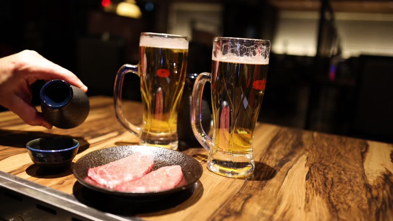 두 사람 맥주 컵 에 계절 스테이크