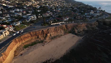 Playa-De-Los-Acantilados-De-La-Puesta-Del-Sol-Y-Barrio-Residencial,-San-Diego,-Ca,-Ee.uu.,-Vista-Aérea-De-La-Costa-Soleada-Y-El-Tráfico-Del-Bulevar,-Revelando-Disparos-De-Drones